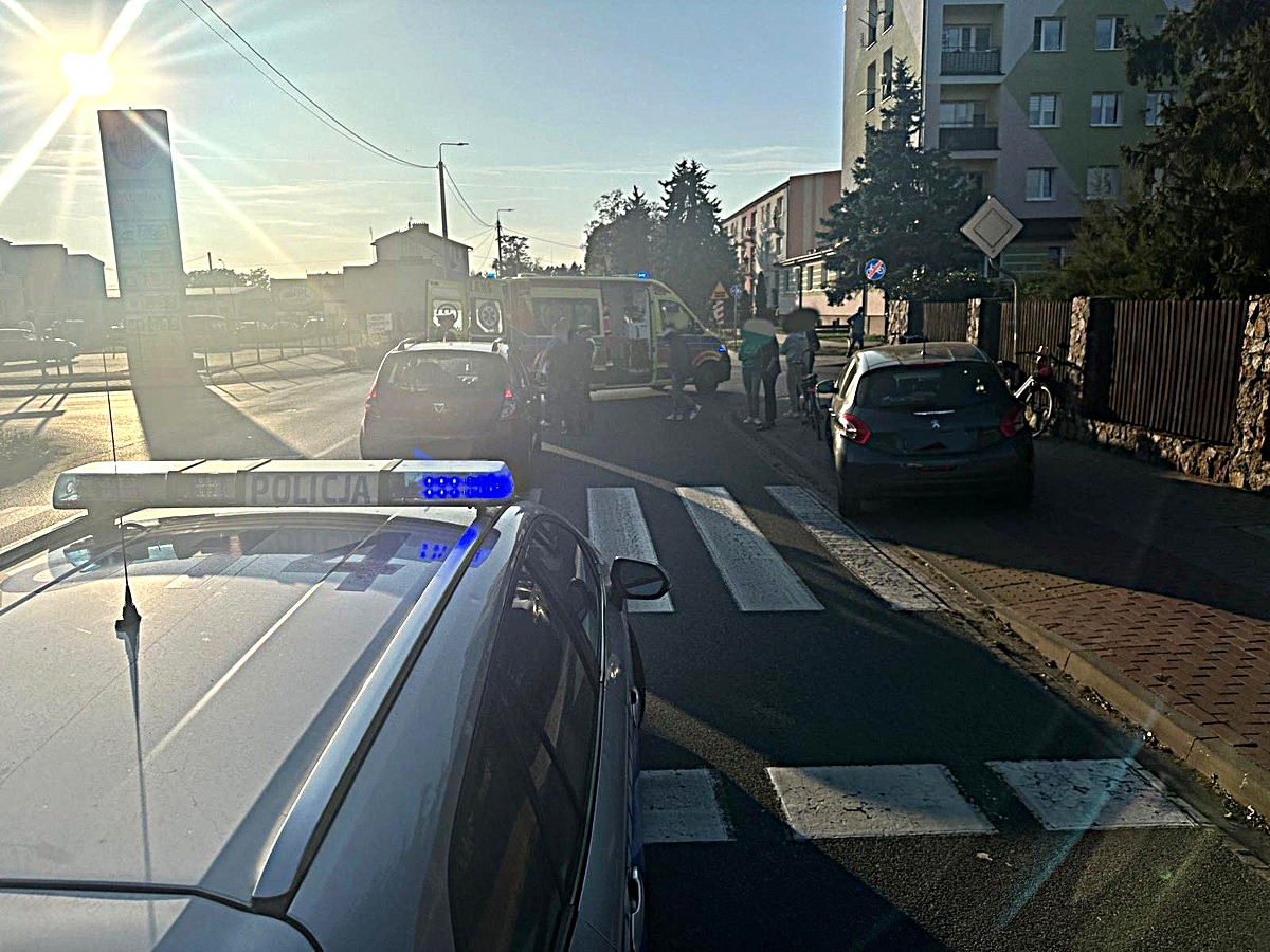 Rowerzystka wjechała na przejście dla pieszych. Została potrącona przez osobowe auto